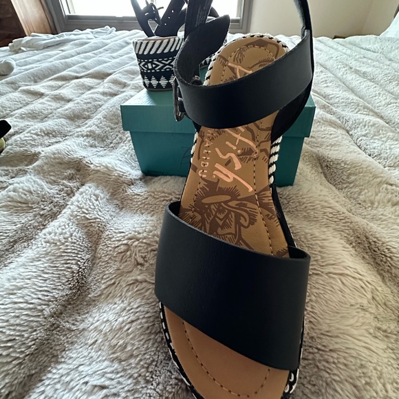 Blowfish Black and white Women's Sandals size 9 Aztec - Picture 3 of 4